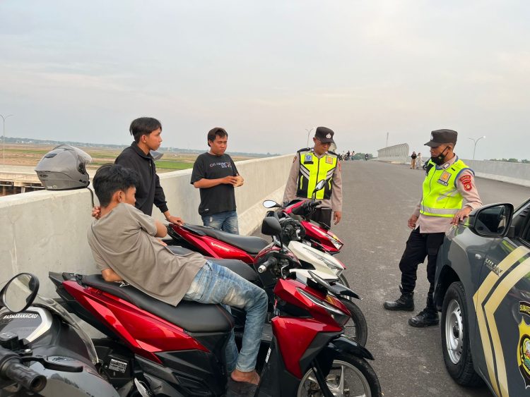 Bubarkan Balap Liar dan Antisipasi Kecelakaan Lalu Lintas, Personil Polsek Indralaya Lakukan Pemeriksaan dan Patroli Hunting