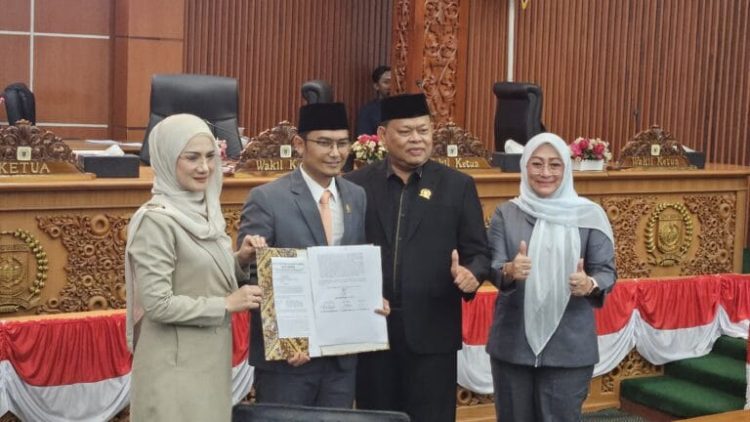 Rapat Paripurna DPRD Kota Depok Tetapkan Supian Suri – Chandra Sebagai Walikota & Wakil Walikota Depok Periode 2025 – 2030